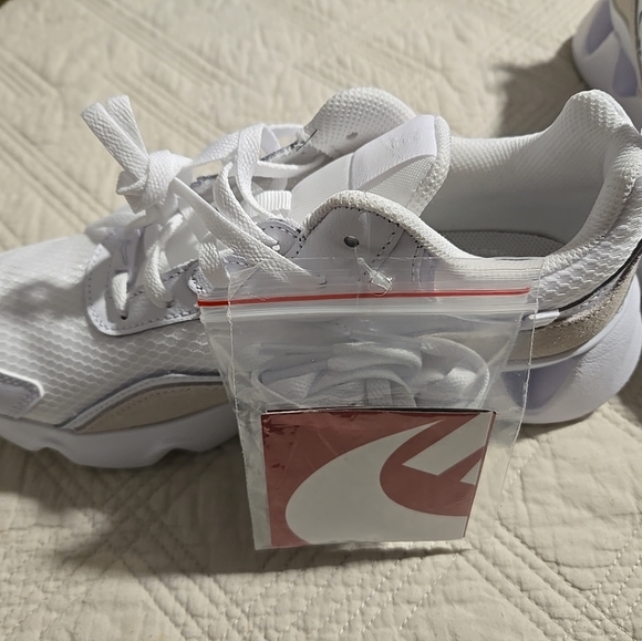 Nike Ladies Size 7.5 RYZ 365 II Sneaker In White - Picture 6 of 9